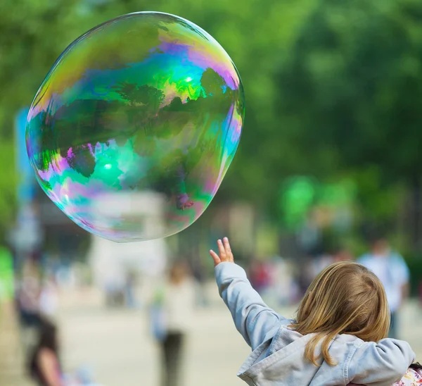 Kleurrijke zeepbel in het park — Stockfoto