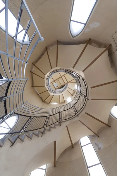 De longs escaliers circulaires dans le bâtiment — Photo