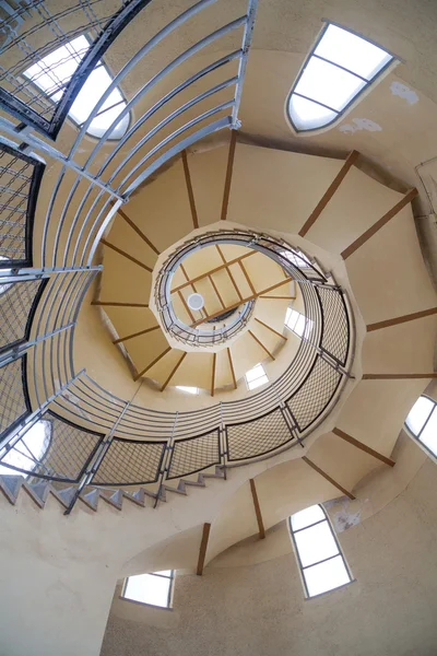 建物の中に長い円形の階段 — ストック写真