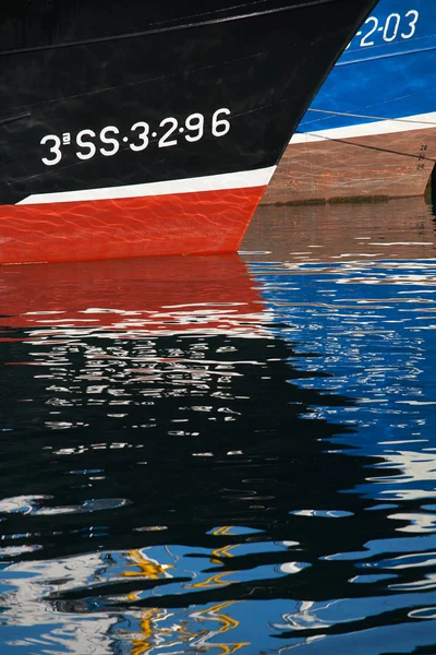 Bir balıkçı teknesi yayı ön planda — Stok fotoğraf