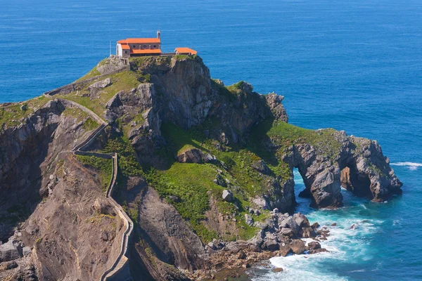 Starożytny Kościół, kaplica na wzgórzu wyspy — Zdjęcie stockowe