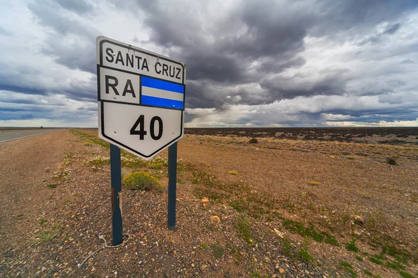 Señal de tráfico en la carretera — Foto de Stock