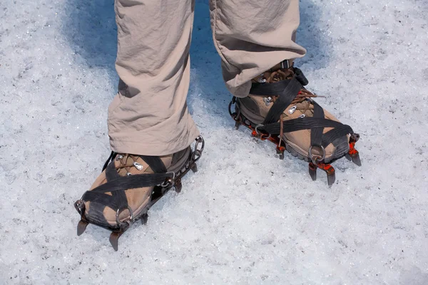 Ноги людини в чоботях кішок. Льодовик Perito Moreno — стокове фото