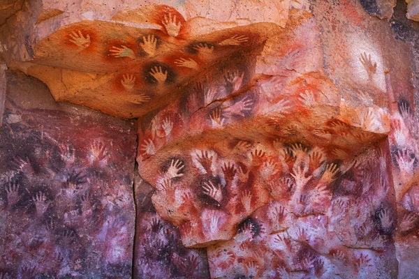 Höhlenmalereien in der Cueva de las manos — Stockfoto