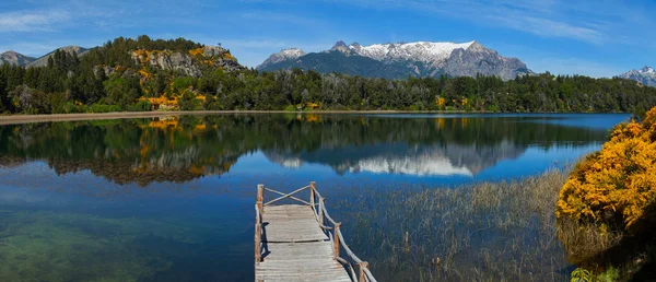 Anlegestelle an einem Bergsee in Argentinien — Stockfoto