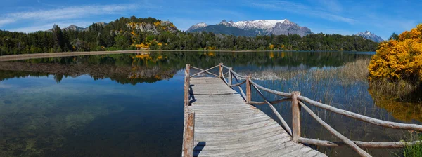Pier egy hegyi tó, Argentína — Stock Fotó