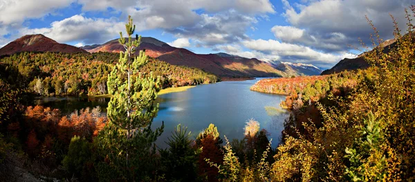 Herfst in de bergen meer — Stockfoto