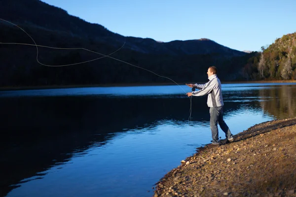 Rybář na jezeře — Stock fotografie