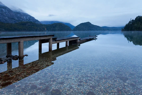 일몰 후 산 호수 — 스톡 사진