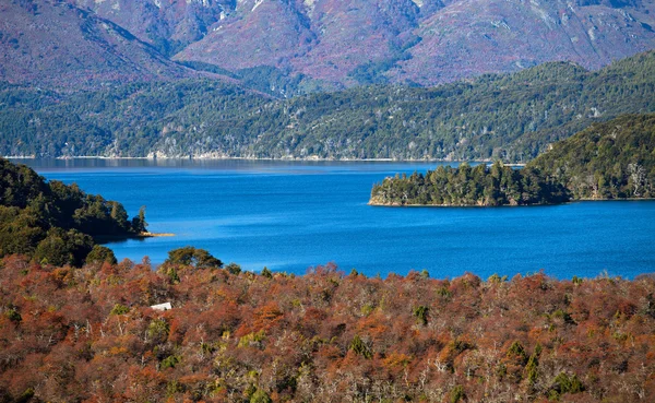 Paesaggio autunnale sul lago — Foto Stock