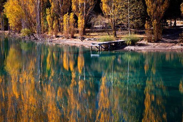 Herbstlandschaft am See — Stockfoto