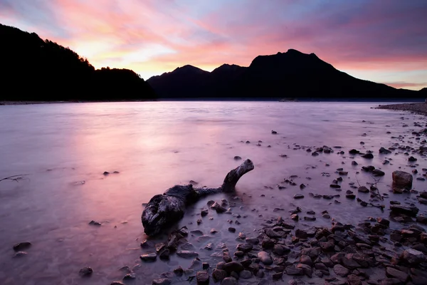 Západ slunce na horském jezeře — Stock fotografie