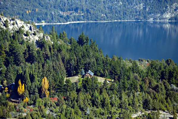 House on the mountain near the lake — Stock Photo, Image