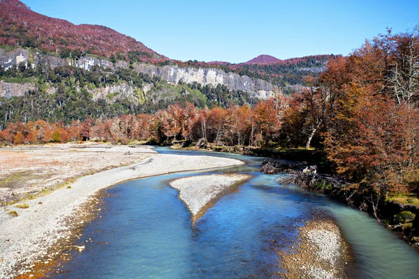 Herbstlicher Gebirgsfluss — Stockfoto