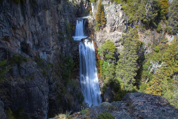 Cascada en las montañas — Foto de Stock