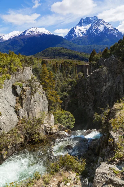 Wasserfall in den Bergen — Stockfoto