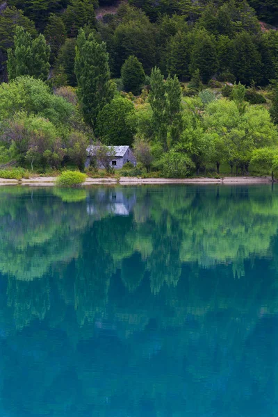 Reflejos en un lago de montaña — Foto de Stock