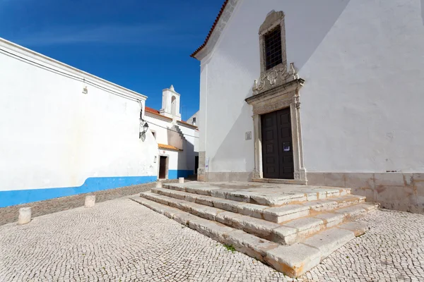 La puerta de la iglesia blanca — Foto de Stock