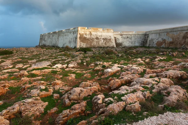 El muro de la fortaleza al atardecer — Foto de Stock