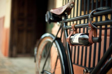 Bisiklet sahibi bir şişe ile