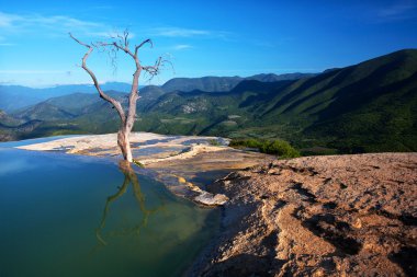 ayakta su yakınındaki ünlü cazibe hierve el agua teraslı.