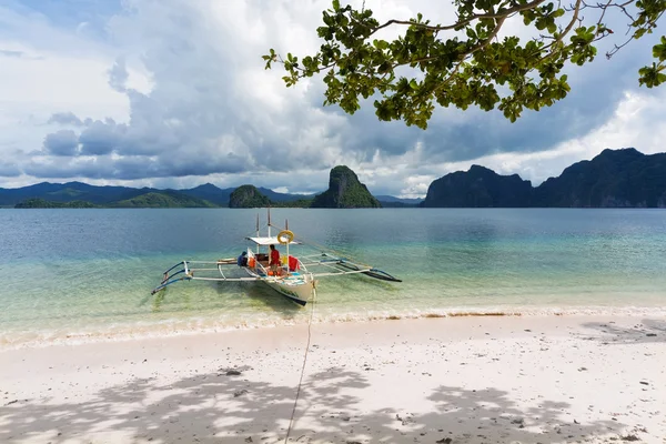 Paisaje marino con el barco — Foto de Stock