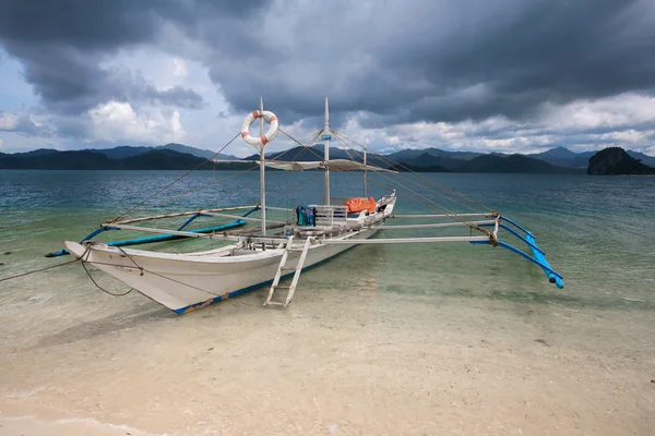 Seascape with the boat — Stock Photo, Image