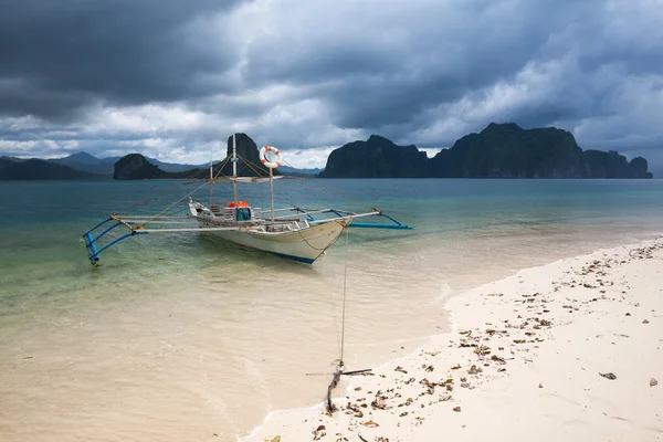 Seascape with the boat — Stock Photo, Image