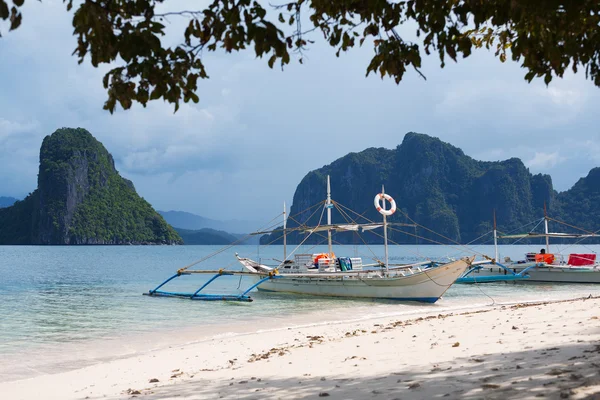 Paisaje marino con el barco — Foto de Stock