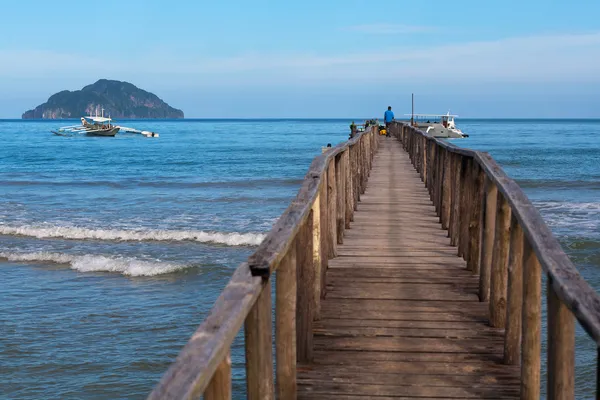 Vista do cais para o mar, a ilha à distância — Fotografia de Stock