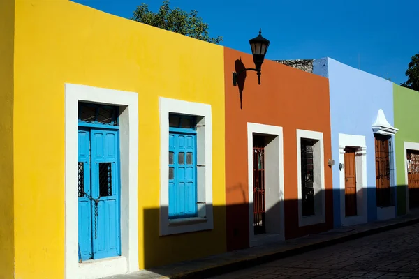 Casas antigas coloridas de um andar — Fotografia de Stock