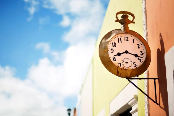 Orologio da strada sul muro — Foto Stock