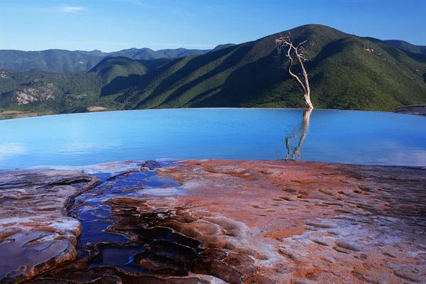 Terrazzo acqua ferma vicino alla famosa attrazione Hierve el Agua . — Foto Stock