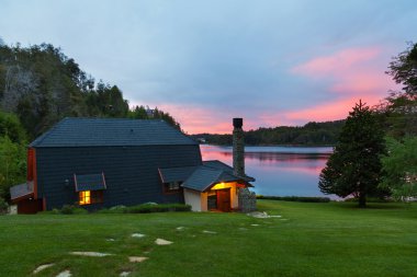 ormana yakın göl evi