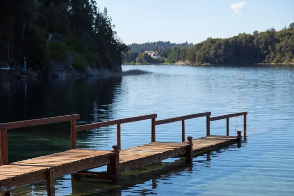 Muelle de madera en un lago de montaña —  Fotos de Stock