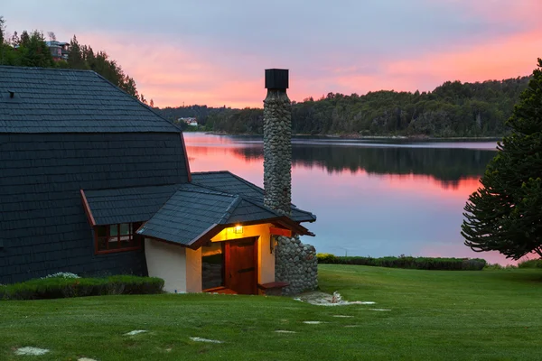 House in the forest near the lake — Stock Photo, Image