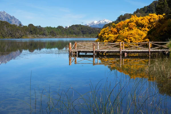 Деревянный пирс на горном озере — стоковое фото