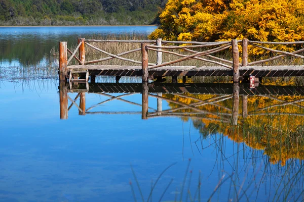 Muelle de madera en un lago de montaña —  Fotos de Stock