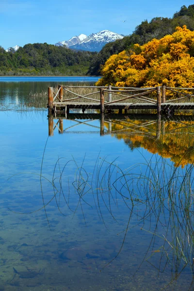 Fából készült móló, egy hegyi tó — Stock Fotó