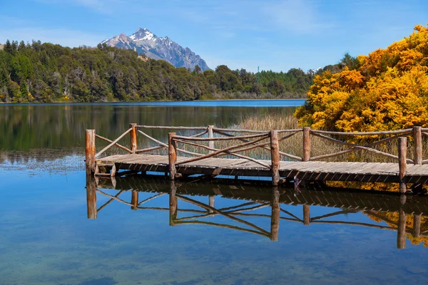 山の湖で木製の桟橋 — ストック写真