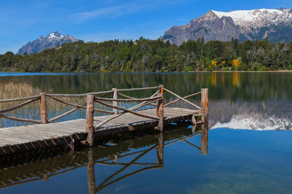 Molo di legno su un lago di montagna — Foto Stock