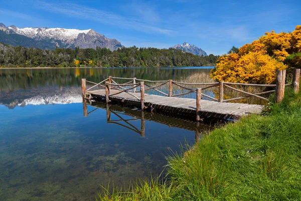 Molo di legno su un lago di montagna — Foto Stock