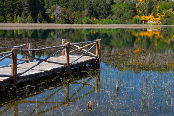 山の湖で木製の桟橋 — ストック写真