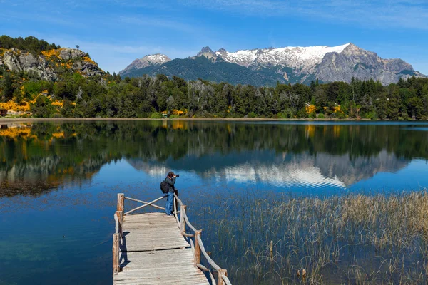 Holzsteg an einem Bergsee — Stockfoto