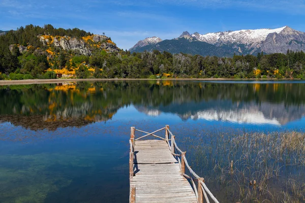 Holzsteg an einem Bergsee — Stockfoto