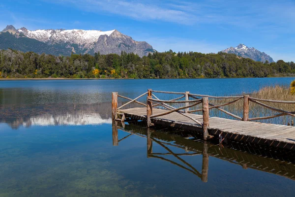 Molo di legno su un lago di montagna — Foto Stock