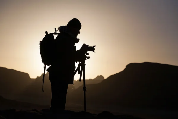 Fotógrafo durante o nascer do sol — Fotografia de Stock