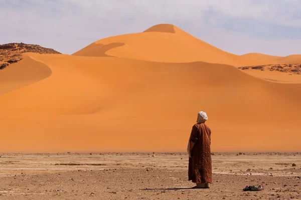 Muslimska be i öknen — Stockfoto