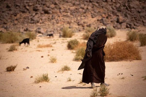 Donna nel deserto — Foto Stock