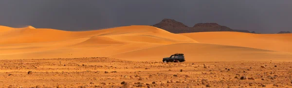 Sahara Çölü'nde araba — Stok fotoğraf